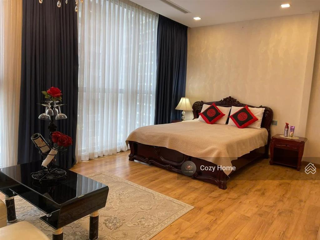 Cho thuê căn hộ 4pn giá 38 triệu, full nội thất, tại vinhomes central park.  0931 441 ***