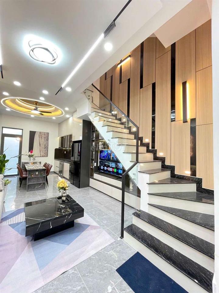 Nhà mới xây dựng còn thơm mùi sơn, 60m đất 5 tầng , An Phú Đông Q12