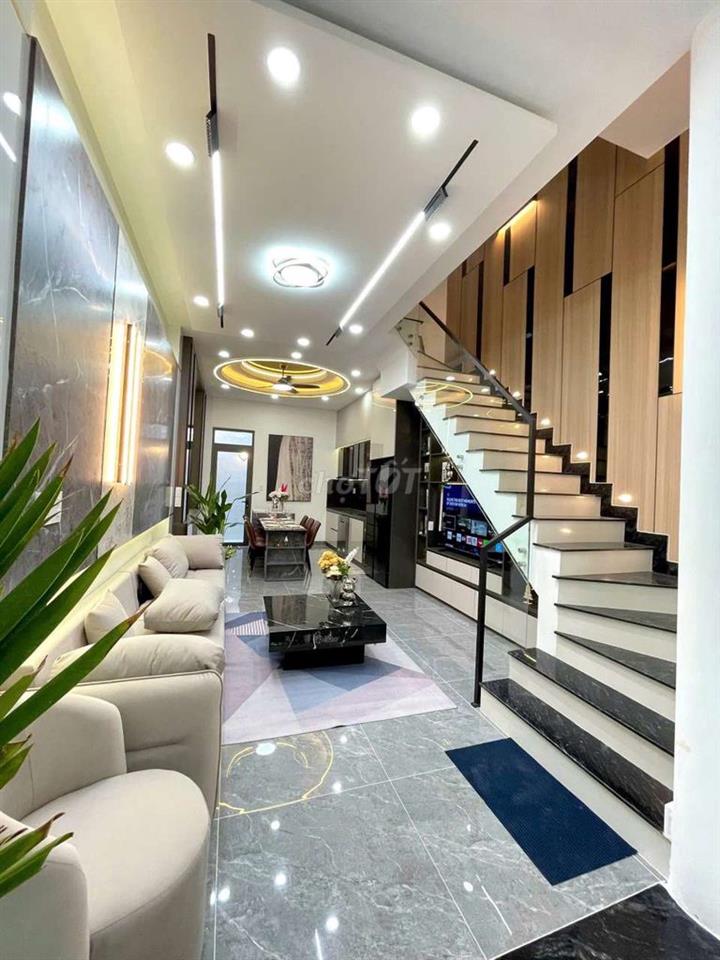 Nhà mới xây dựng còn thơm mùi sơn, 60m đất 5 tầng , An Phú Đông Q12
