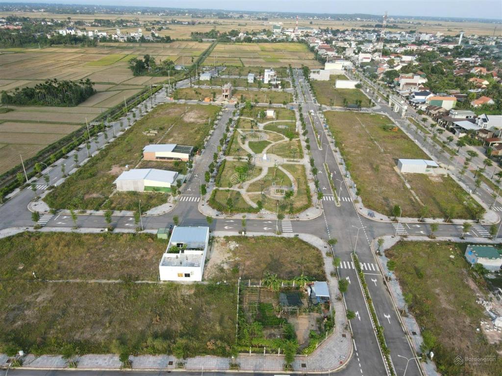 Lô góc kdc bắc tt mộ đức gần 200 m2, ngay cổng chính đi vào, giá chưa tới 7.3tr/m²