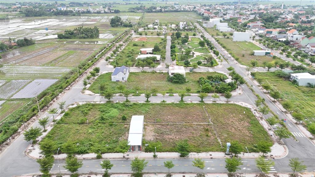 1 lô duy nhất ngay cổng chính kdc bắc tt mộ đức chạy vô tầm 50m 6x20 120m2 giá chỉ hơn 800tr/lô tý
