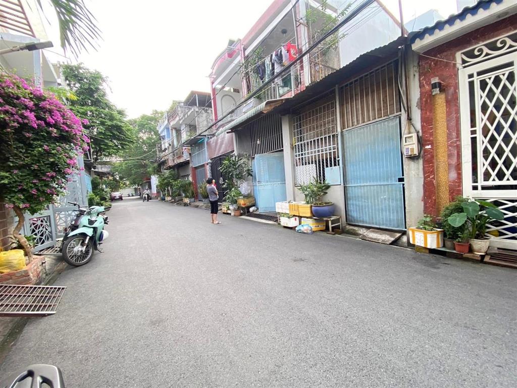 Nhà 1 trệt 2 lầu khu a42 kế bên quảng trường tỉnh cách đường nguyễn ái quốc vào 100m.giá tốt nhất