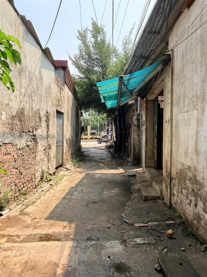 Bán nhà dân xây, cách một nhà ra mặt phố ô tô tránh