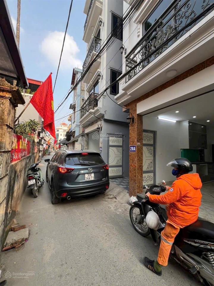 Bán nhà dân xây, cách một nhà ra mặt phố ô tô tránh