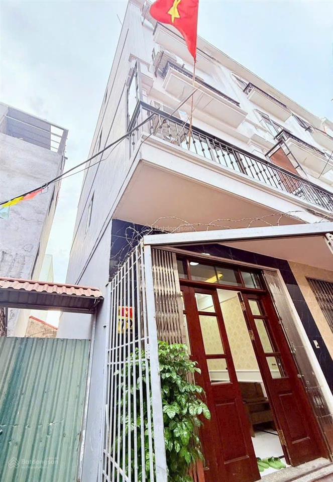 Bán nhà dân xây, cách một nhà ra mặt phố ô tô tránh