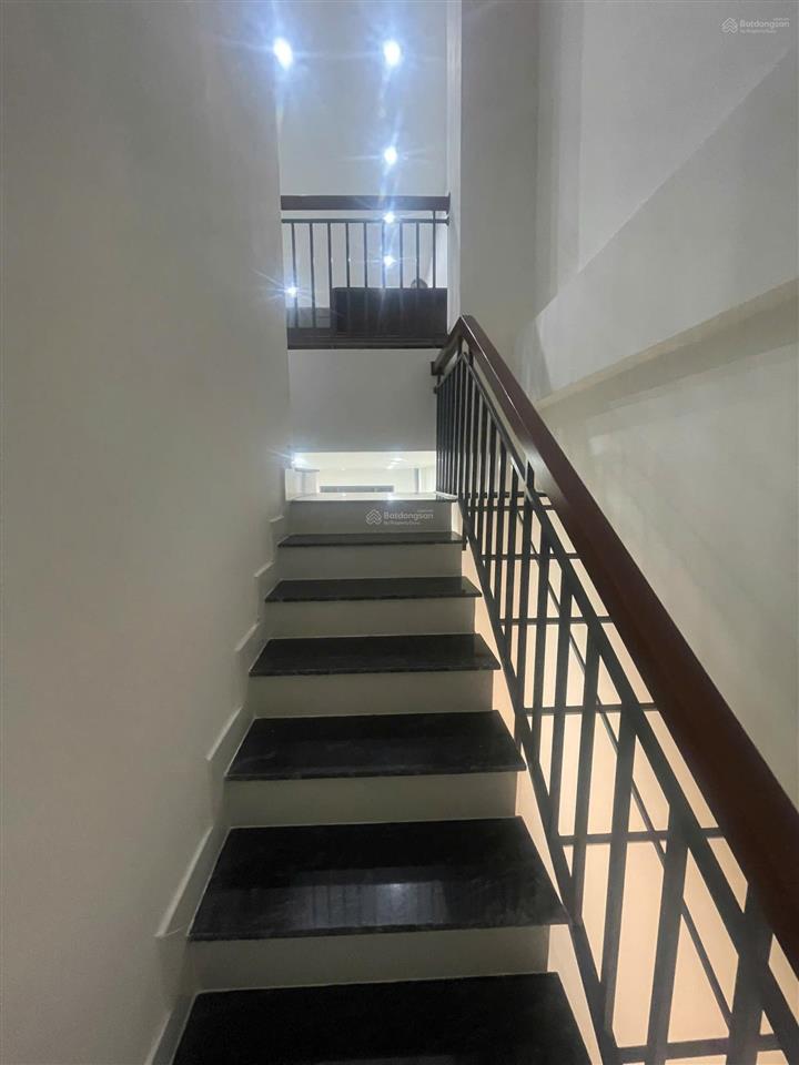 Cho thuê nhà 3 tầng mặt tiền trần văn trà, hòa xuân