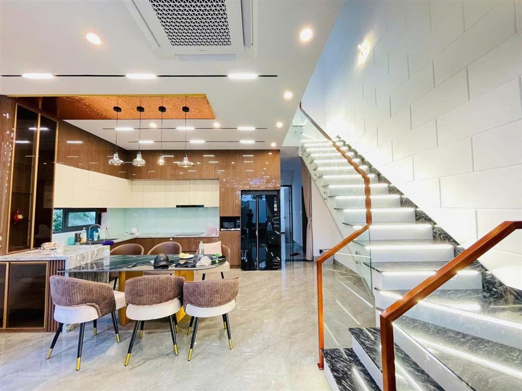 Cho thuê villa 2 mặt tiền nguyễn sơn, hải châu  diện tích sử dụng gần 300m²  villa 3 tầng