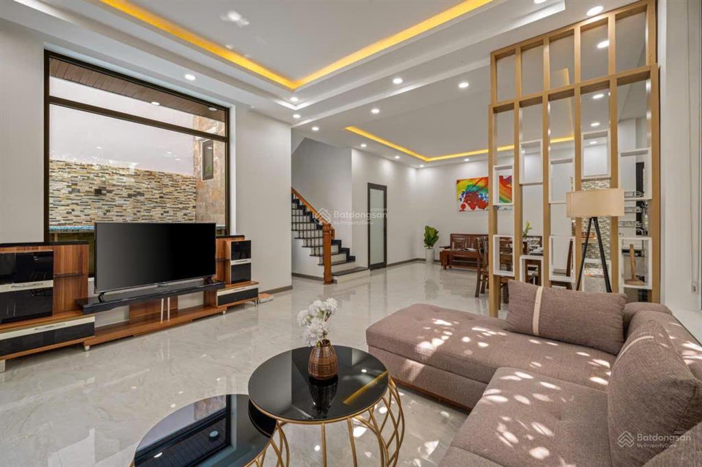 Villa 5 phòng ngủ & hồ bơi cho thuê gần cầu thuận phước, đà nẵng