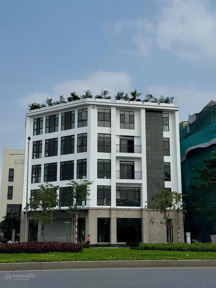 Cho thuê nhà mặt phố phạm văn đồng dt 80m2x6t, mt 20m, thông sàn, thang máy, giá 49tr/th