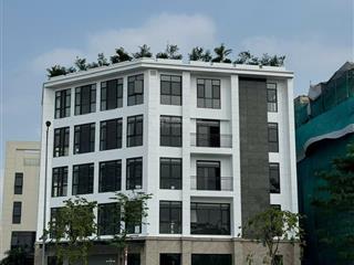 Cho thuê nhà mặt phố phạm văn đồng dt 80m2x6t, mt 20m, thông sàn, thang máy, giá 49tr/th