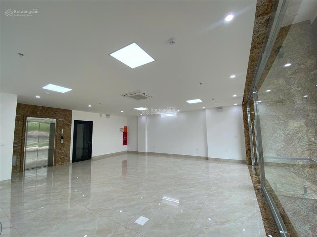 Cho thuê nhà mặt phố phạm văn đồng dt 80m2x6t, mt 20m, thông sàn, thang máy, giá 49tr/th