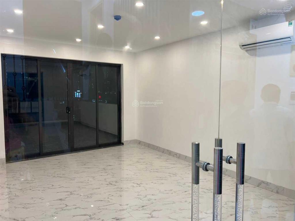 Cho thuê nhà trường chinh 55m2x7 tầng, mt 6m, thang máy, thông sàn, oto đỗ cửa, giá 32tr/th