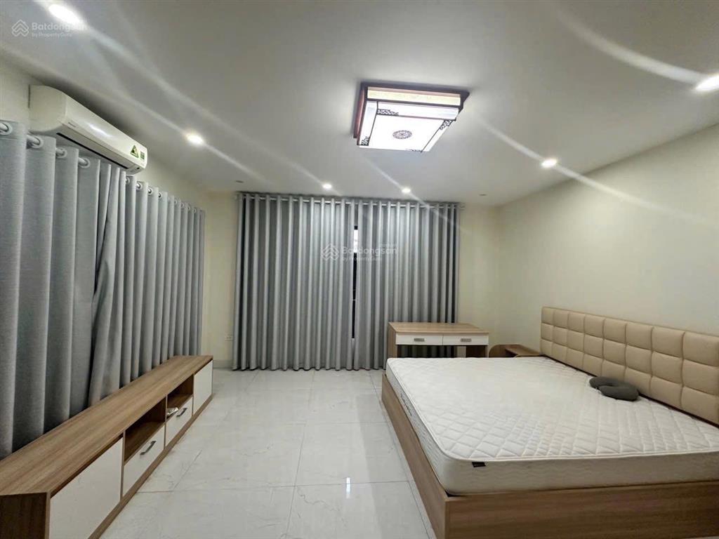 Cho thuê nhà phố lạc long quân dt 85m2x4t mt 7m, đường 2 oto tránh, thang bộ, giá 25tr/th
