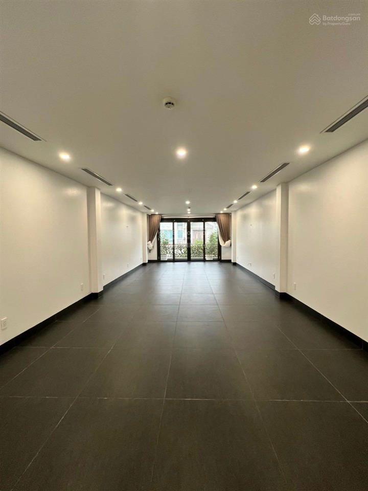 Cho thuê nhà mặt phố quan hoa  nguyễn đình hoàn 55m2x5t, mt 9,2m, thông sàn, pccc. giá 36tr/th