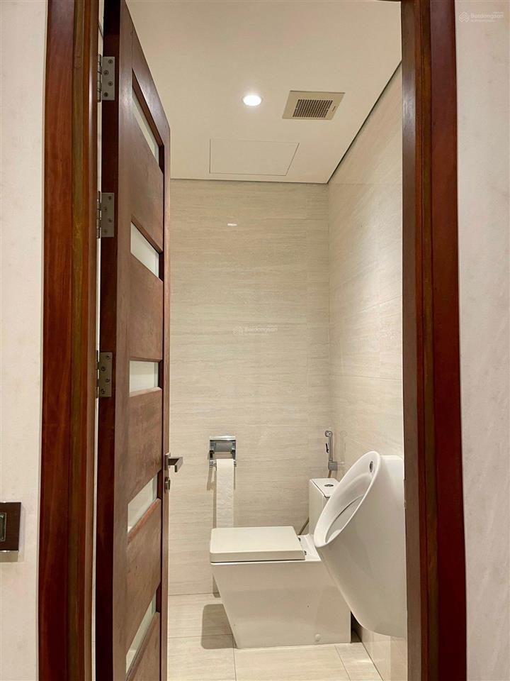 Cho thuê nhà tại phố hoàng quốc việt dt 200m2 x 4t + 1 hầm, mt 10m, đủ đồ cơ bản, giá 49tr/th