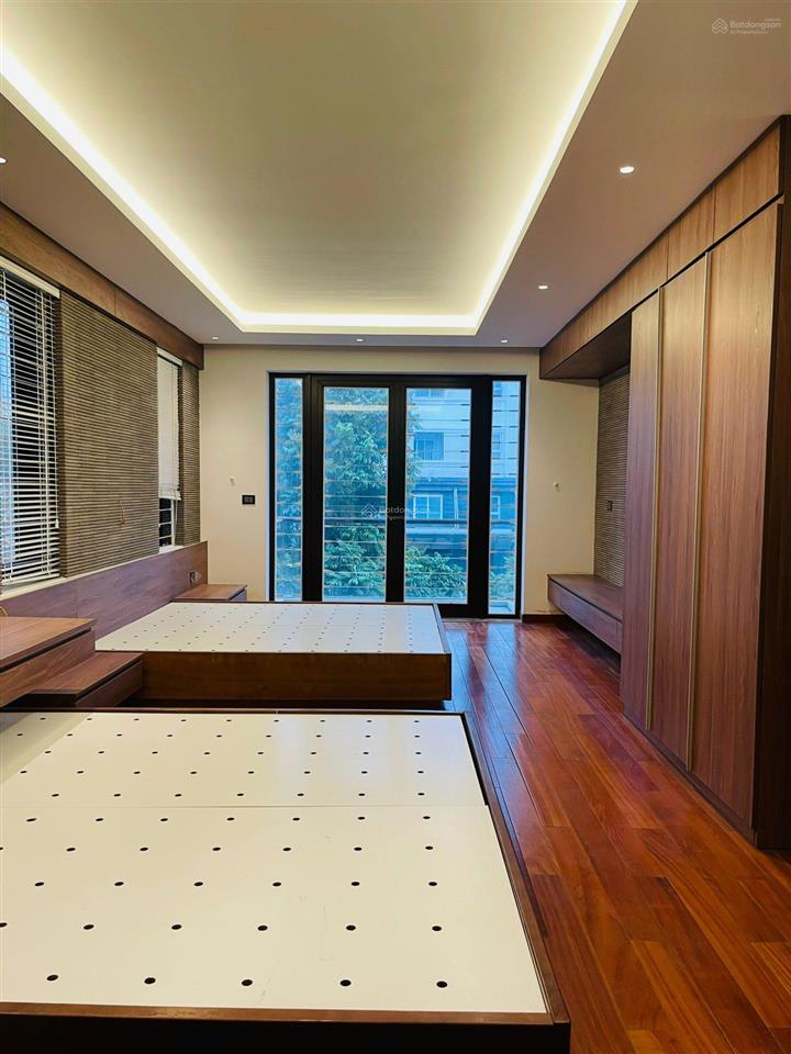 Cho thuê nhà tại phố hoàng quốc việt dt 200m2 x 4t + 1 hầm, mt 10m, đủ đồ cơ bản, giá 49tr/th