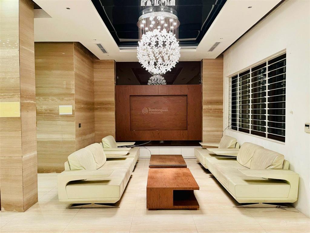 Cho thuê nhà tại phố hoàng quốc việt dt 200m2 x 4t + 1 hầm, mt 10m, đủ đồ cơ bản, giá 49tr/th