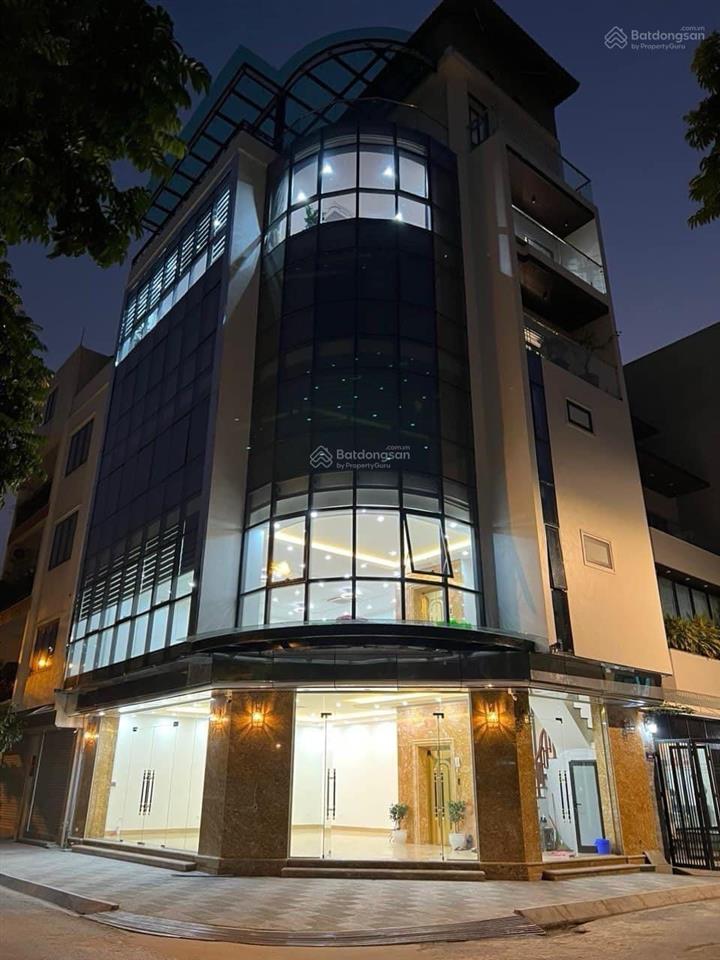 Cho thuê nhà tại phố hoàng quốc việt dt 200m2 x 4t + 1 hầm, mt 10m, đủ đồ cơ bản, giá 49tr/th