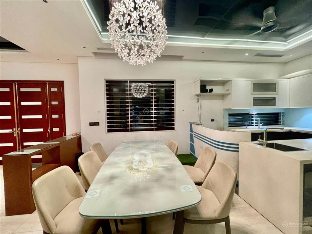 Cho thuê nhà tại phố hoàng quốc việt dt 200m2 x 4t + 1 hầm, mt 10m, đủ đồ cơ bản, giá 49tr/th