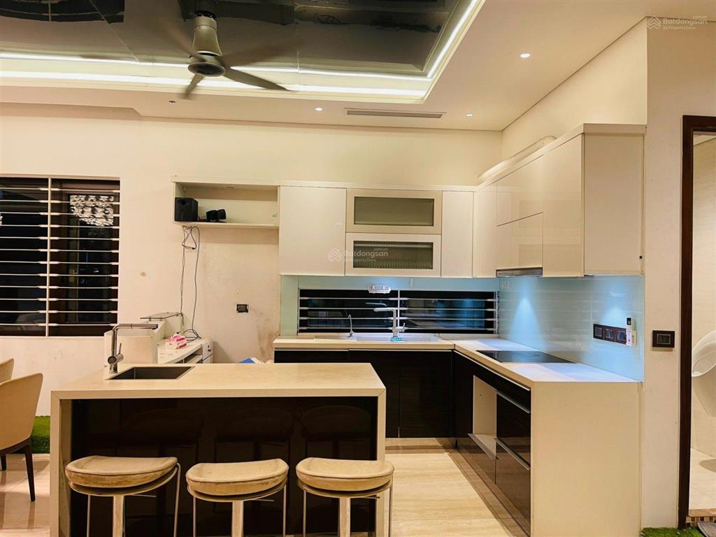 Cho thuê nhà tại phố hoàng quốc việt dt 200m2 x 4t + 1 hầm, mt 10m, đủ đồ cơ bản, giá 49tr/th
