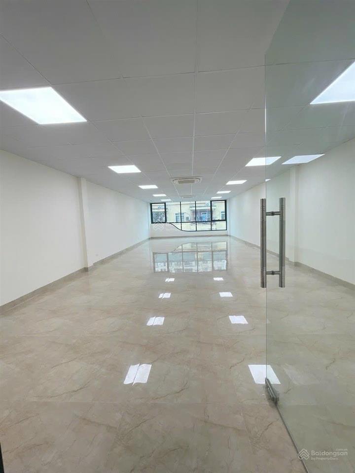 Cho thuê nhà phố hoàng quốc việt dt 80m2x5t, mt 5m,đồ cơ bản,thông sàn ,thang máy, đỗ xe thoải mái