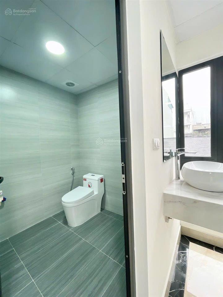 Cho thuê nhà phố hoàng quốc việt dt 80m2x5t, mt 5m,đồ cơ bản,thông sàn ,thang máy, đỗ xe thoải mái