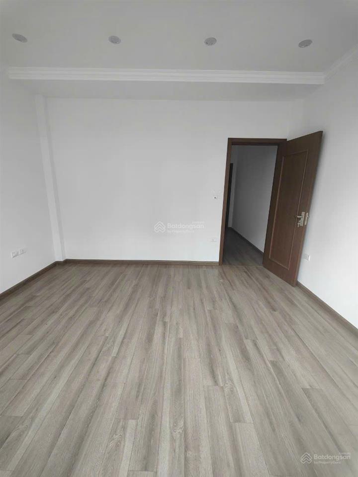 Cho thuê nhà hoàng cầu dt 80m2x5t, mt 4,5m thông sàn, đồ cơ bản, giá 25tr/tháng