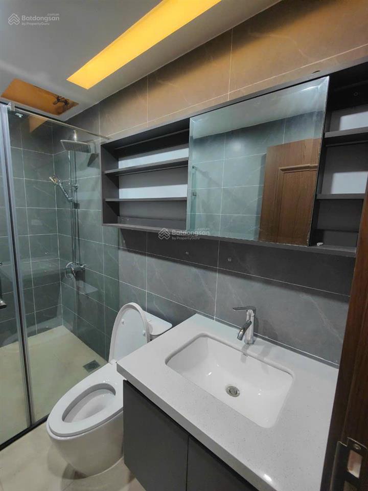 Cho thuê nhà hoàng cầu dt 80m2x5t, mt 4,5m thông sàn, đồ cơ bản, giá 25tr/tháng