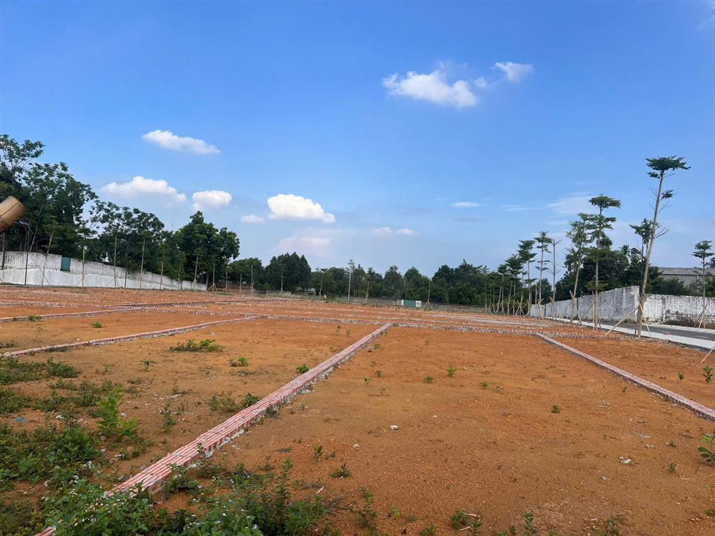 Nhỉnh 2 tỷ anh chị có ngay lô đất diện tích 100m2 Đất tại Hòa Lạc, 
Không nằm