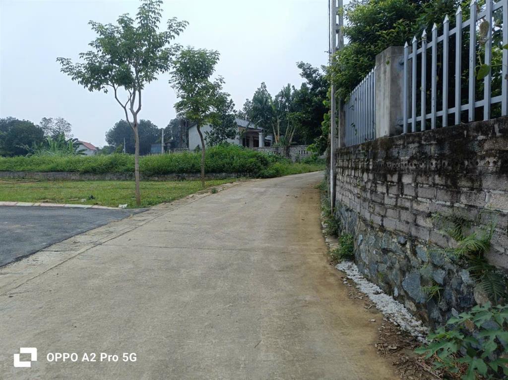 Nhỉnh 2 tỷ anh chị có ngay lô đất diện tích 100m2 Đất tại Hòa Lạc, 
Không nằm