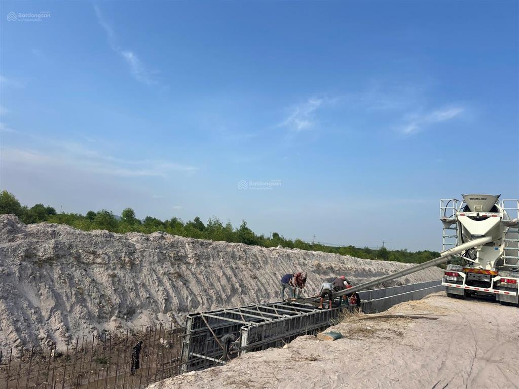 Bán 2004.2m2 giá 400 triệu đường kênh tân bình giá tốt