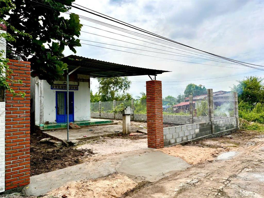 Ngộp bán gấp lô đất sát biển 10x38 có 100m2 thổ giá chỉ 2,1 tỷ giá tốt