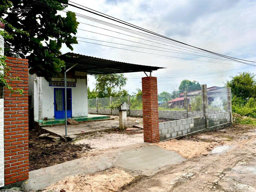 Ngộp bán gấp lô đất sát biển 10x38 có 100m2 thổ giá chỉ 2,1 tỷ giá tốt