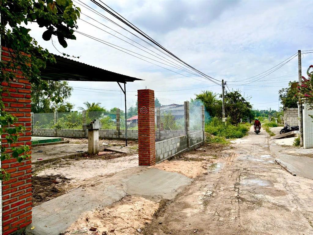 Ngộp bán gấp lô đất sát biển 10x38 có 100m2 thổ giá chỉ 2,1 tỷ giá tốt