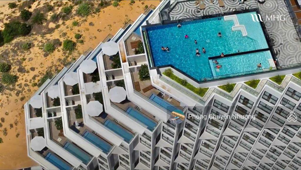 Bán căn sky villa 2pn có hồ bơi + sân vườn riêng (87m2)  tòa ruby sát biển  giá 3,2 tỷ full nt