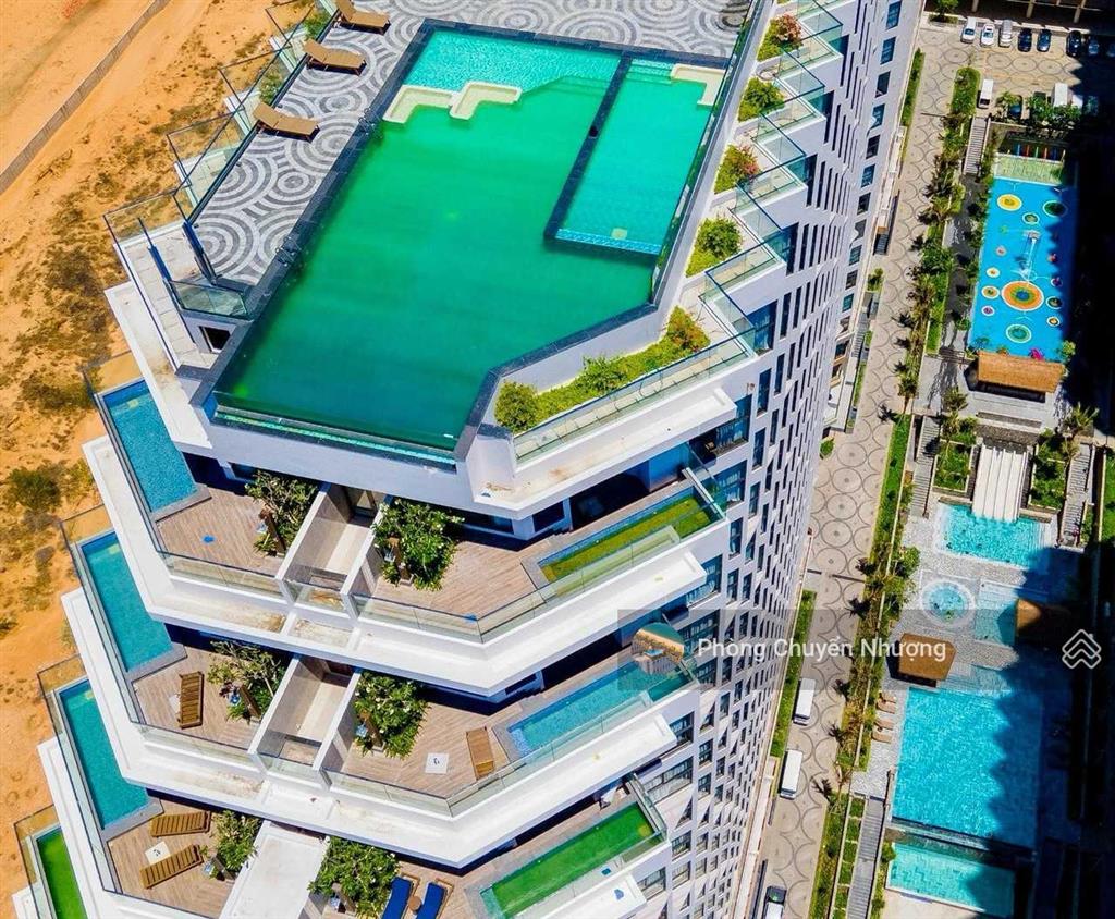 Bán căn sky villa 2pn có hồ bơi + sân vườn riêng (87m2)  tòa ruby sát biển  giá 3,2 tỷ full nt