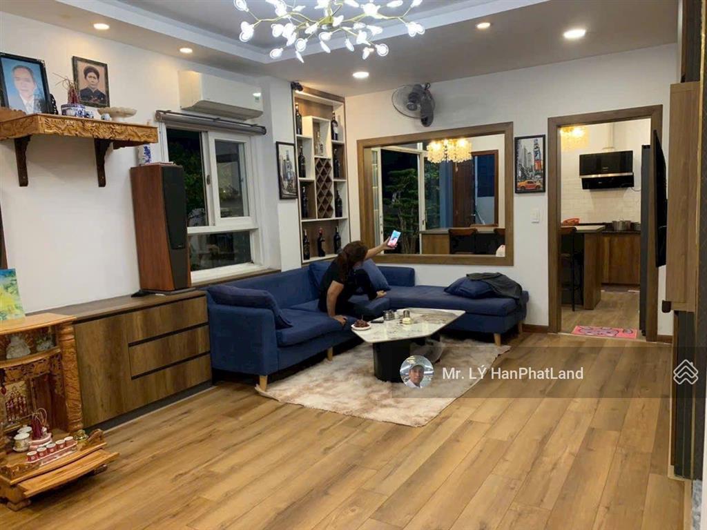 Căn penhouse 2 mặt tiền 180 m2, gần sông mát mẻ, ngắm thành phố về đêm đẹp lắm