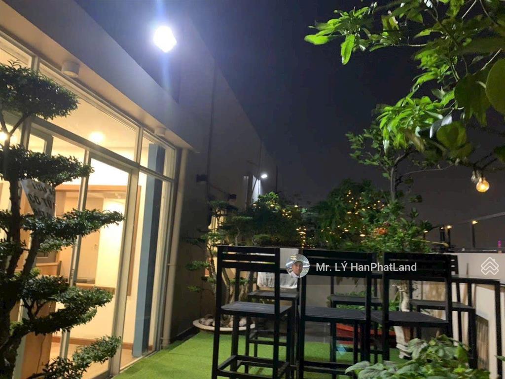 Căn penhouse 2 mặt tiền 180 m2, gần sông mát mẻ, ngắm thành phố về đêm đẹp lắm