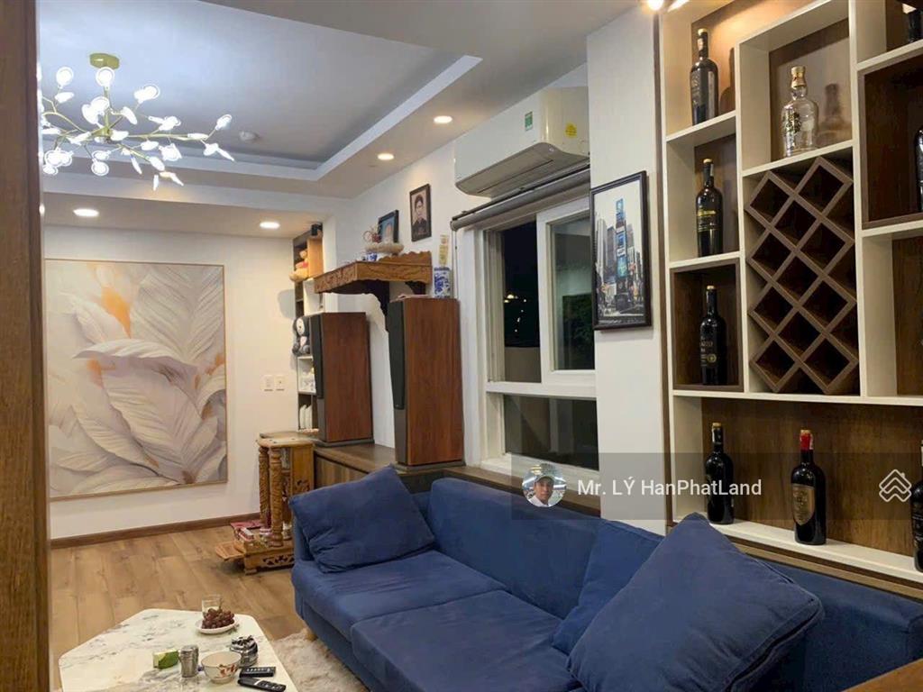 Căn penhouse 2 mặt tiền 180 m2, gần sông mát mẻ, ngắm thành phố về đêm đẹp lắm