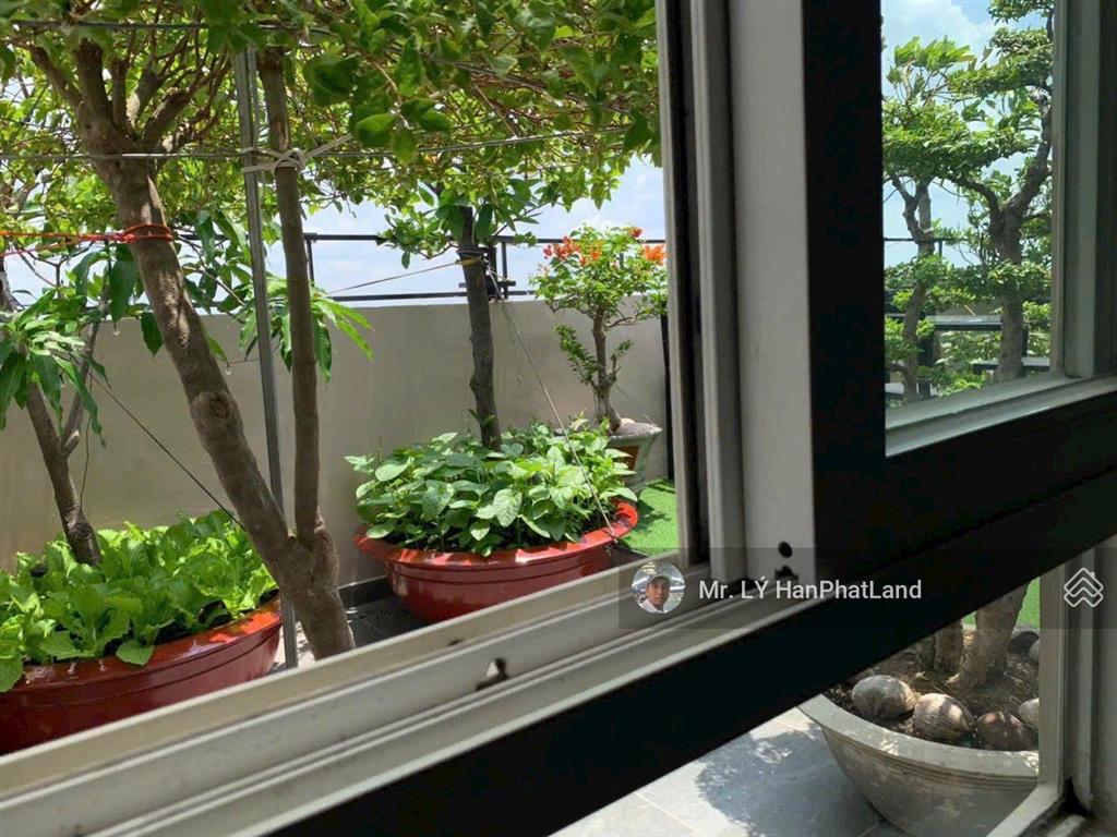 Căn penhouse 2 mặt tiền 180 m2, gần sông mát mẻ, ngắm thành phố về đêm đẹp lắm