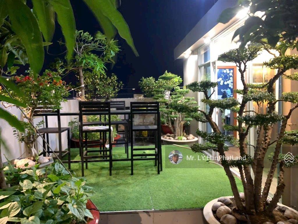 Căn penhouse 2 mặt tiền 180 m2, gần sông mát mẻ, ngắm thành phố về đêm đẹp lắm