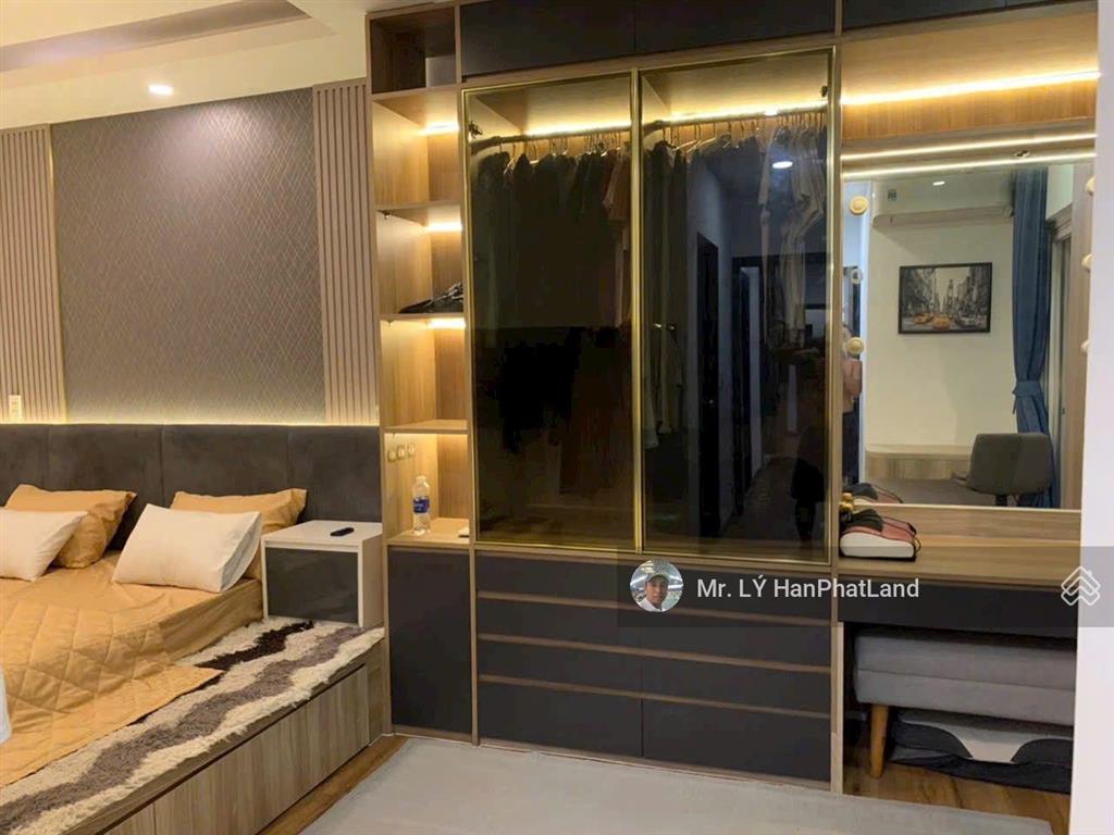 Căn penhouse 2 mặt tiền 180 m2, gần sông mát mẻ, ngắm thành phố về đêm đẹp lắm