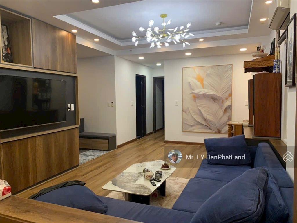 Căn penhouse 2 mặt tiền 180 m2, gần sông mát mẻ, ngắm thành phố về đêm đẹp lắm