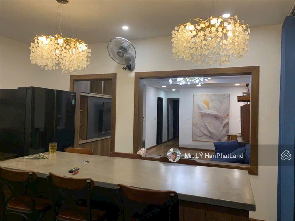 Căn penhouse 2 mặt tiền 180 m2, gần sông mát mẻ, ngắm thành phố về đêm đẹp lắm