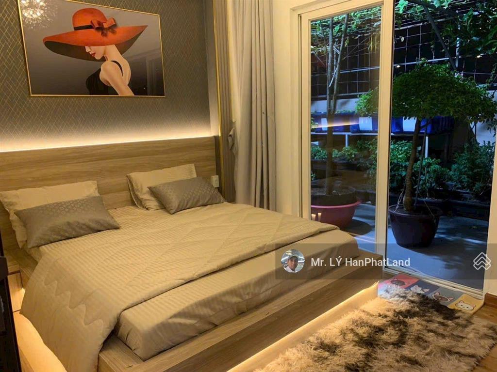 Căn penhouse 2 mặt tiền 180 m2, gần sông mát mẻ, ngắm thành phố về đêm đẹp lắm