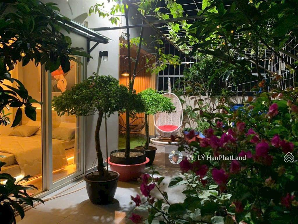 Căn penhouse 2 mặt tiền 180 m2, gần sông mát mẻ, ngắm thành phố về đêm đẹp lắm