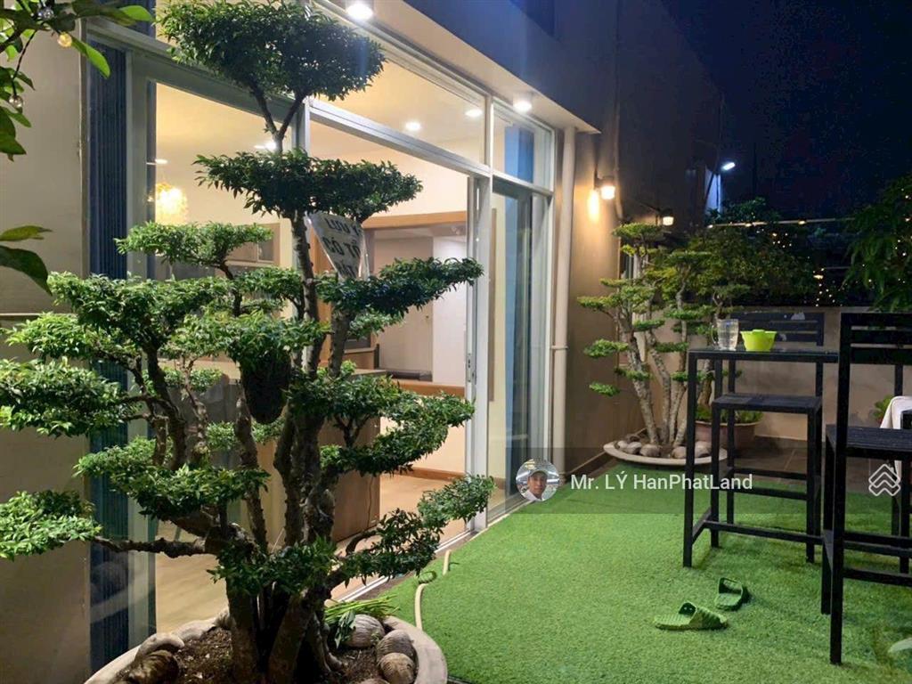 Căn penhouse 2 mặt tiền 180 m2, gần sông mát mẻ, ngắm thành phố về đêm đẹp lắm