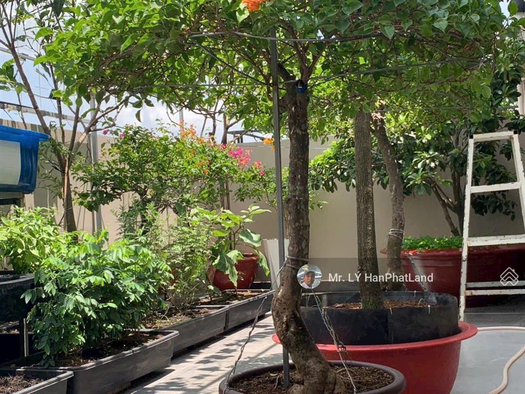 Căn penhouse 2 mặt tiền 180 m2, gần sông mát mẻ, ngắm thành phố về đêm đẹp lắm