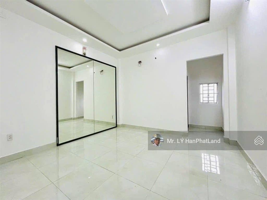 Nhà 3 lầu 7,55m x 19m full thổ cư tại tx22, q12
giá bán 8,3 tỷ thương lượng nhẹ