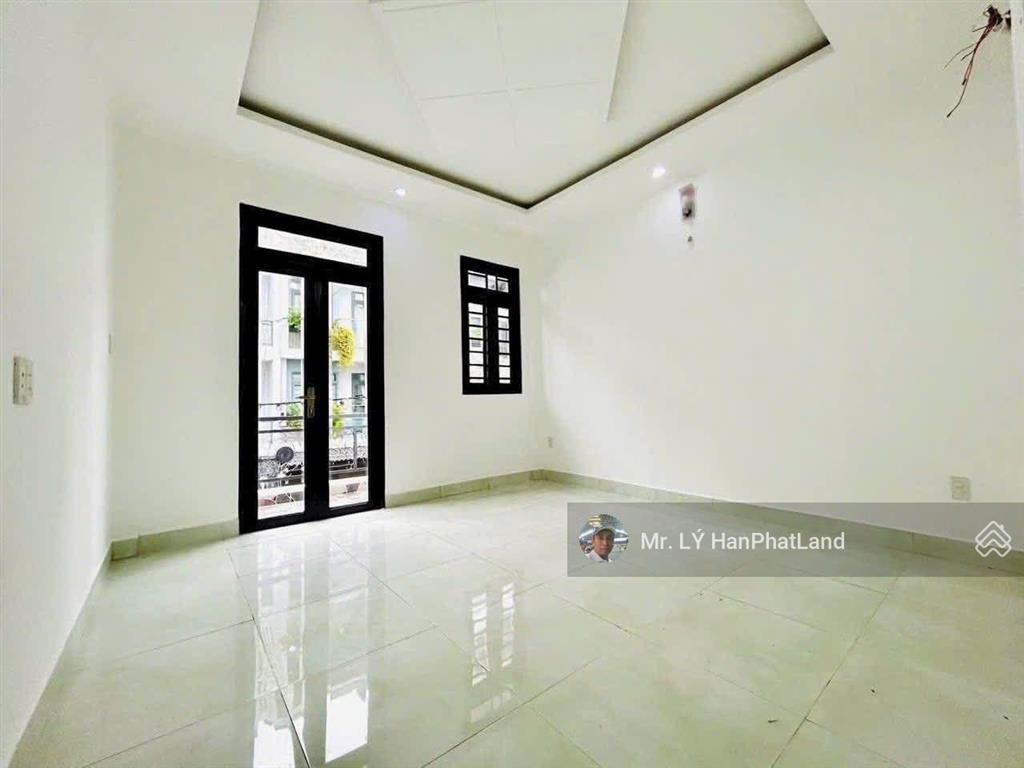 Nhà 3 lầu 7,55m x 19m full thổ cư tại tx22, q12
giá bán 8,3 tỷ thương lượng nhẹ